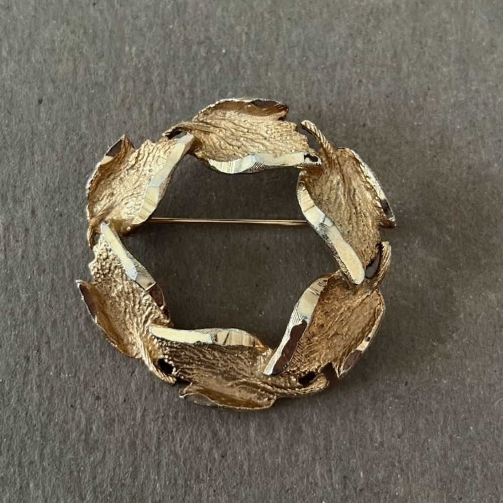 Vintage Cathe Gold Tone Leaf Wreath Brooch Pin Textured Costume Jewelry Elegant